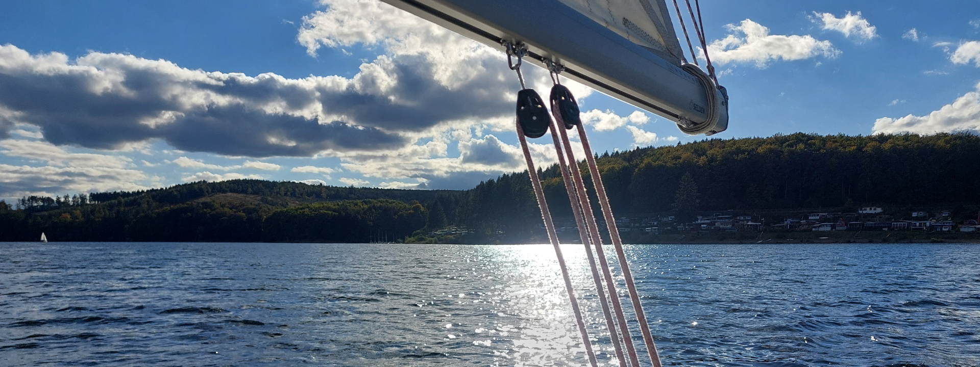 Sicht von einem Sportsegelboot auf das Ufer.