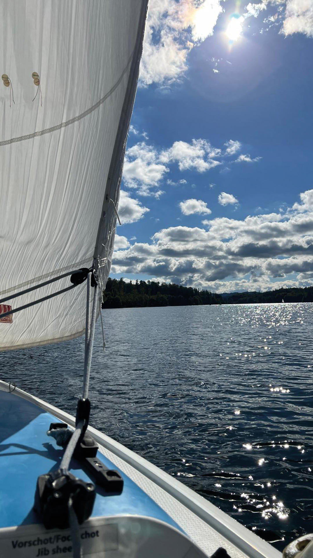Ausblick von einem Sportsegelboot auf einen See
