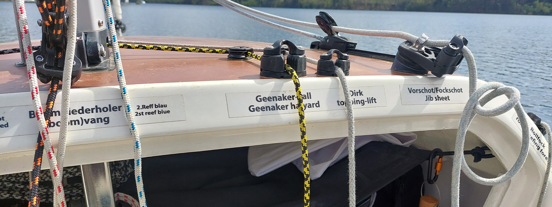 Aufnahme von verschiedenen Beschriftungen an der Decke der Steuerungskabine auf einem Sportboot.
